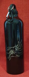 Flasche mit Drachenlogo